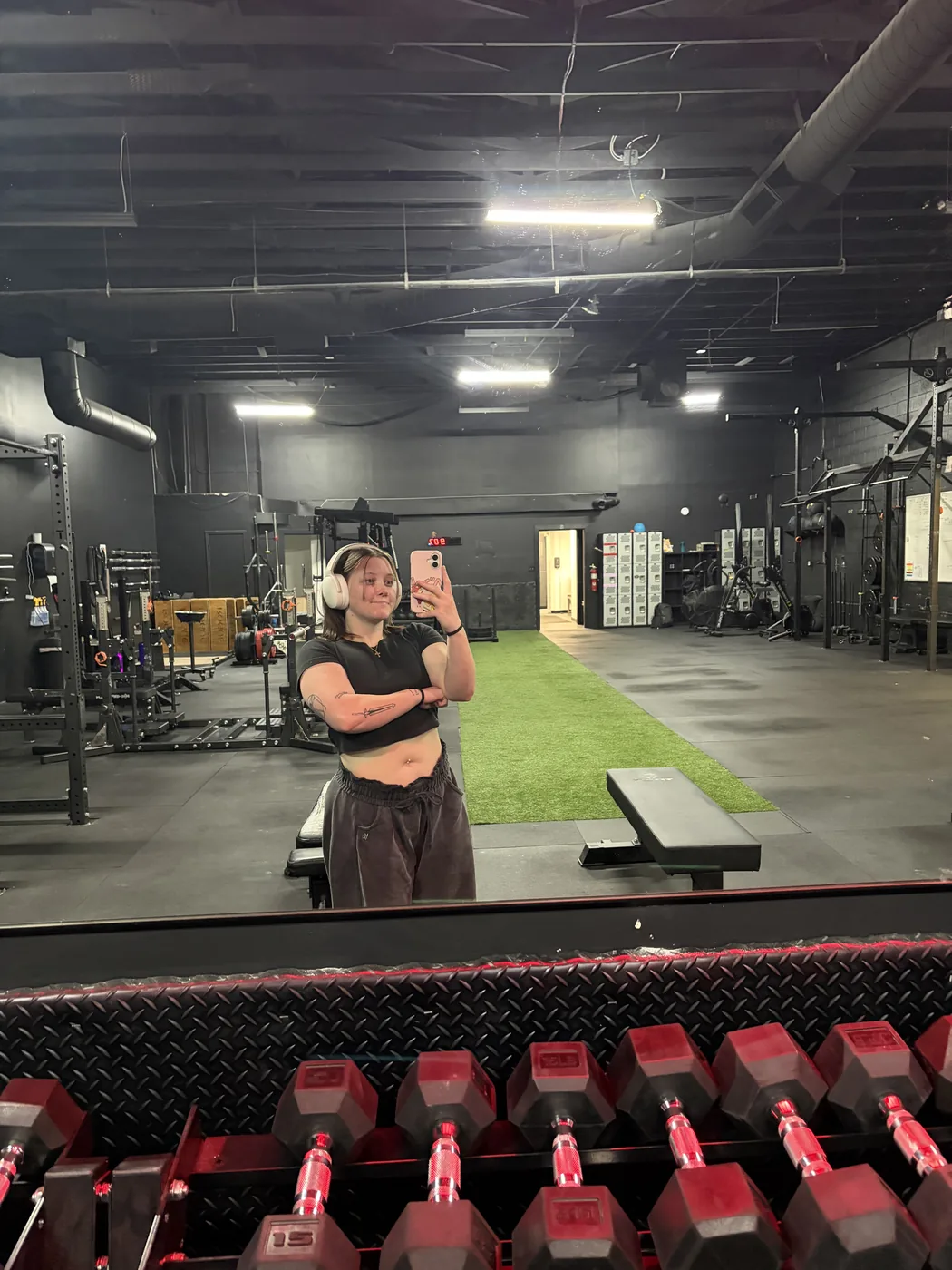 Syd taking a gym mirror selfie